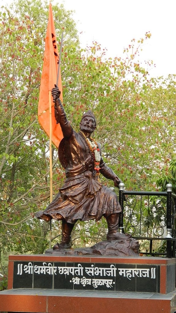 छत्रपती संभाजी महाराजांचा तुळापूर येथील पुतळा