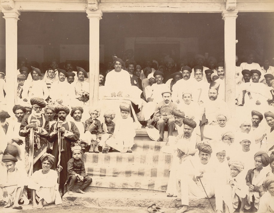 कोल्हापुर के महाराजा के साथ उनके अधिकारी भीड़ में कुश्ती मैच देखते समय का एक दृश्य
