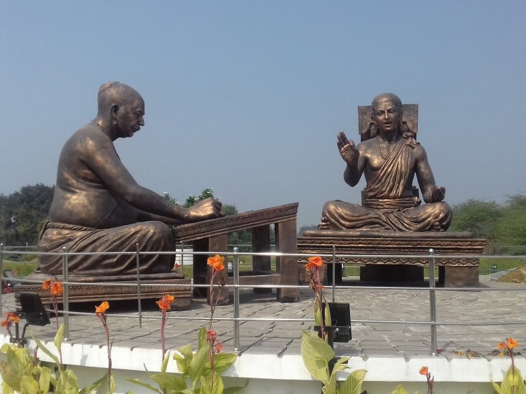 संत ज्ञानेश्वर और गुरु निवृत्तिनाथ की मूर्ति, उनके आध्यात्मिक बंधन का प्रतिनिधित्व करती है।