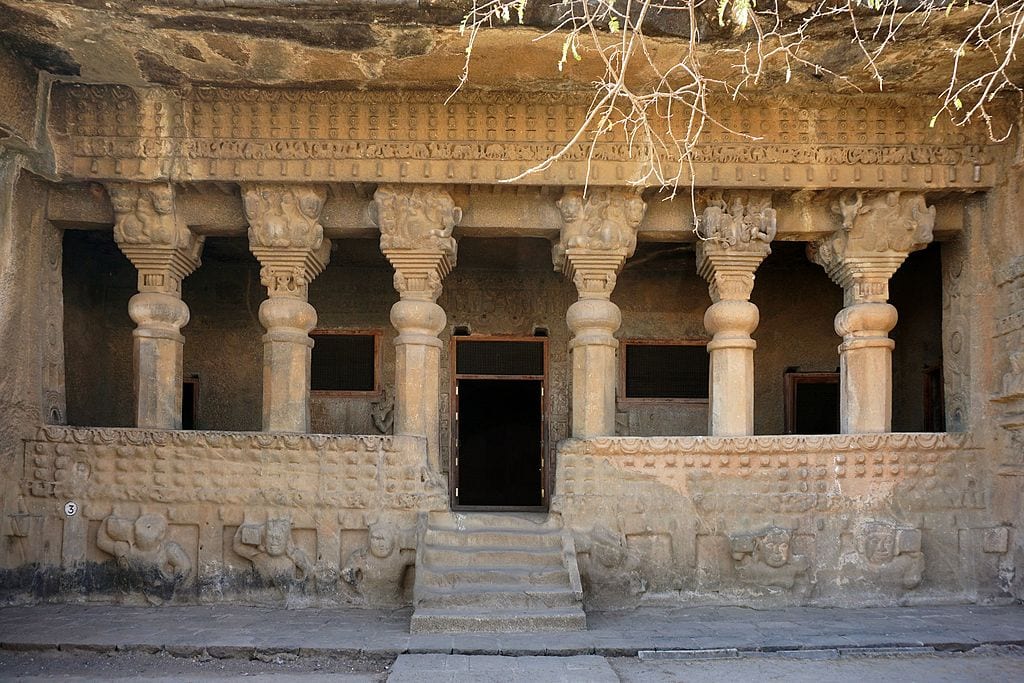 सातवाहनकलीन नासिक गुफा का बाहरी दृश्य सातवाहन युग की स्थापत्य शैली को प्रदर्शित करता है।
