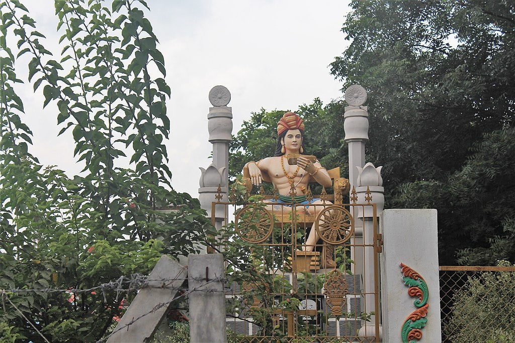 अमरावती में गौतमीपुत्र सातकर्णी की मूर्ति, जो सातवाहन वंश के महान राजा की साक्ष देती है।