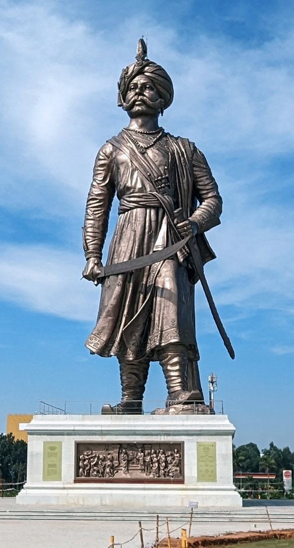बेंगलुरु अंतरराष्ट्रीय हवाई अड्डे पर केम्पेगौड़ा की प्रतिमा