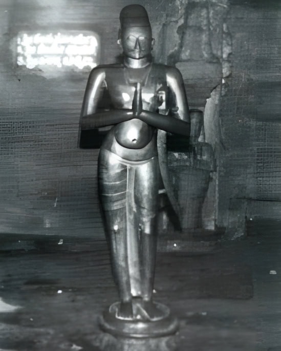 Metallic statue of Kempegowda at a public site
