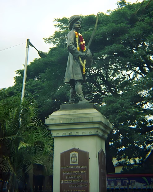 Full-length statue of Kempegowda in traditional attire